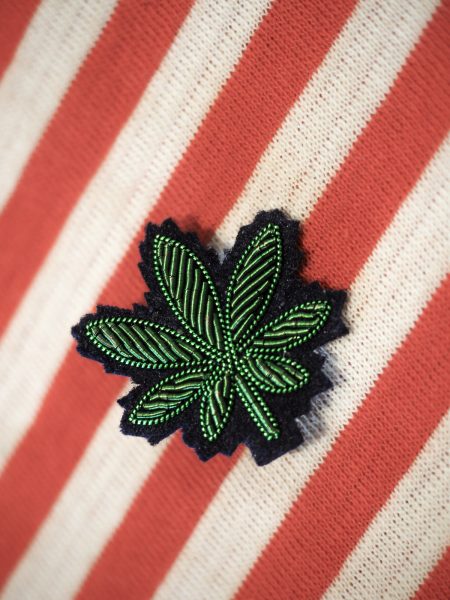 Spilla teiera con foglia di menta